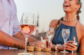 Personnes buvant un verre de vin