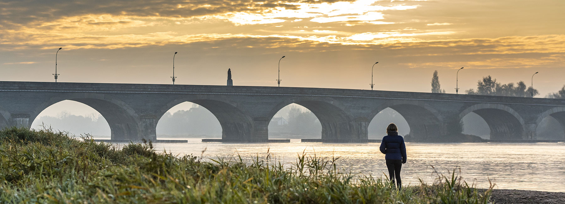 Coucher de soleil sur un pont